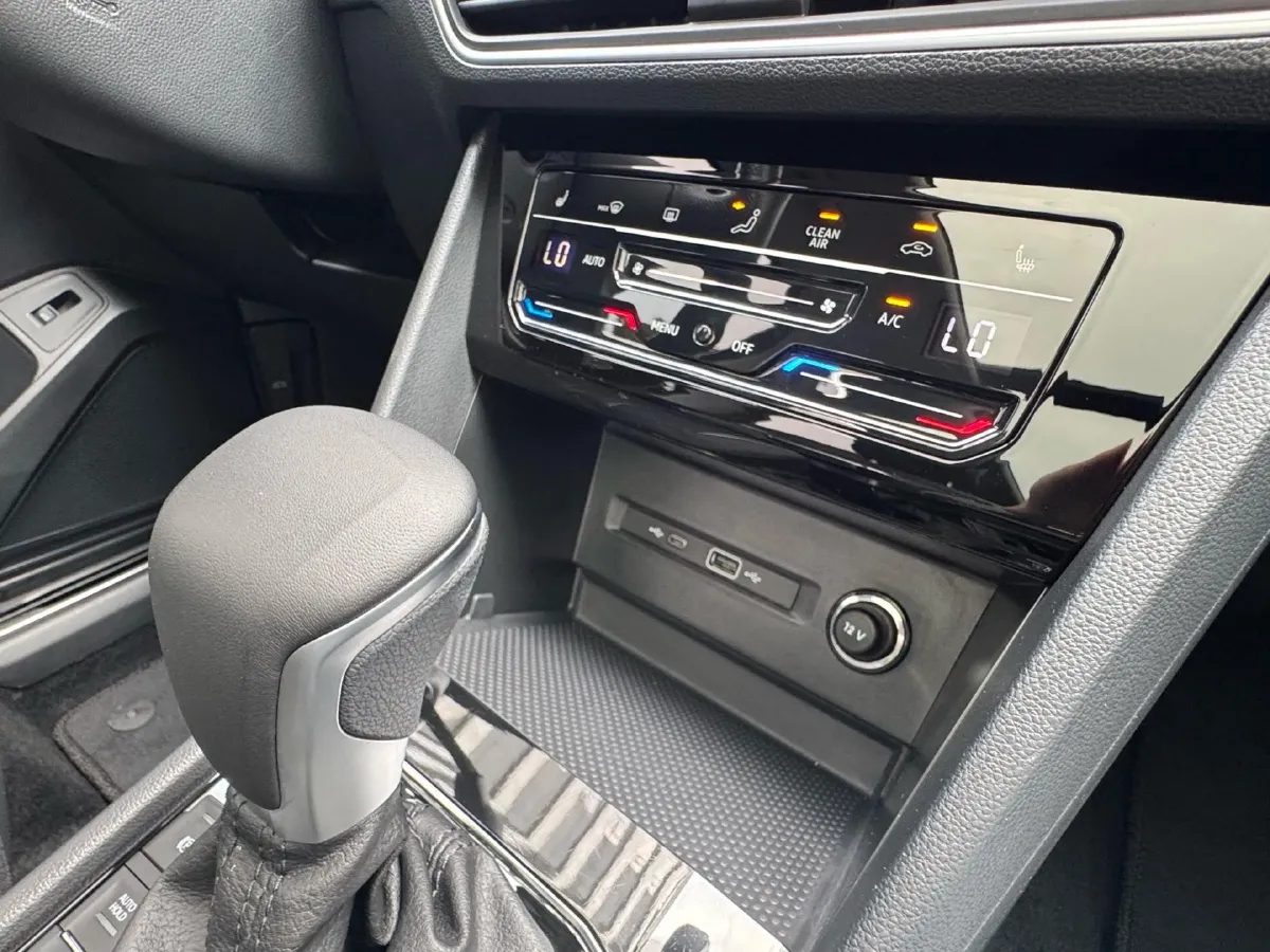 2024 Volkswagen Tiguan L 2.0T 186HP L4 7DCT,autocango,china used car exporter,china ev exporter,chinese used car exporter,chinese used ev exporter