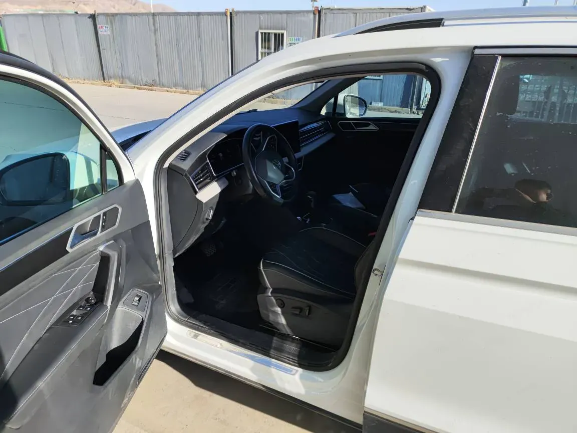 2023 Volkswagen Tiguan L 2.0T 186HP L4 7DCT,autocango,china used car exporter,china ev exporter,chinese used car exporter,chinese used ev exporter