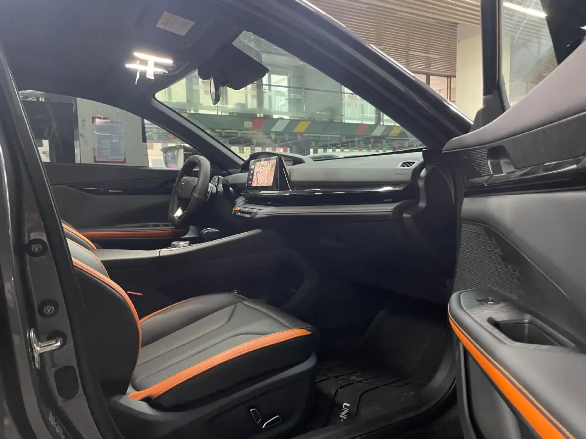 2024 ChangAn UNI-V 1.5T 188HP L4 7DCT,autocango,china used car exporter,china ev exporter,chinese used car exporter,chinese used ev exporter