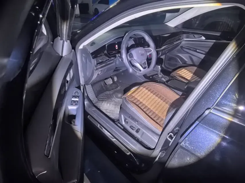 2025 Volkswagen Passat 2.0T 220HP L4 7DCT,autocango,china used car exporter,china ev exporter,chinese used car exporter,chinese used ev exporter