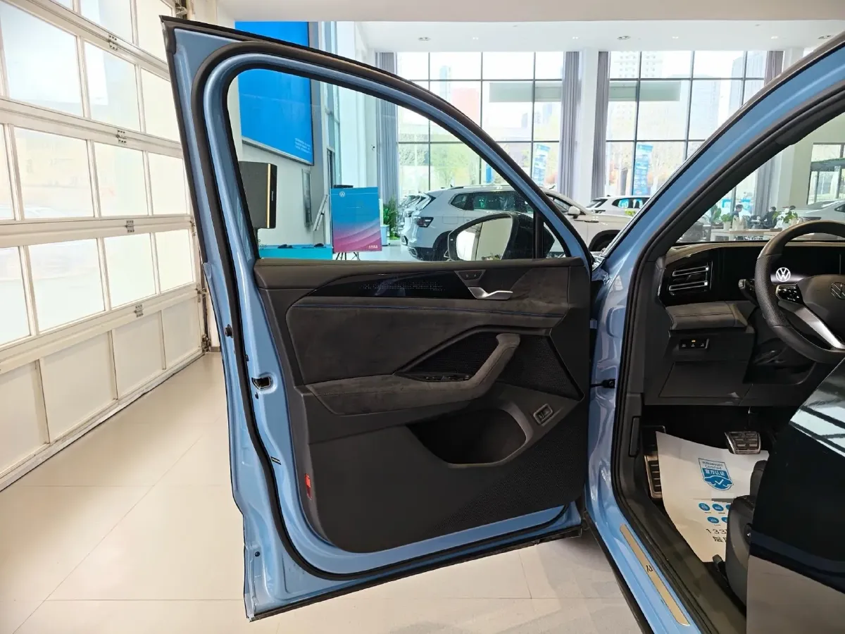 2024 Volkswagen Tiguan L 2.0T 220HP L4 7DCT,autocango,china used car exporter,china ev exporter,chinese used car exporter,chinese used ev exporter