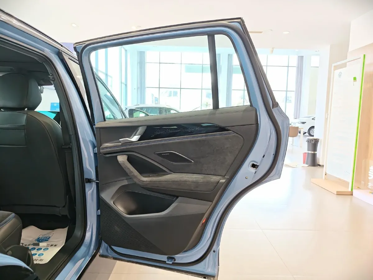 2024 Volkswagen Tiguan L 2.0T 220HP L4 7DCT,autocango,china used car exporter,china ev exporter,chinese used car exporter,chinese used ev exporter