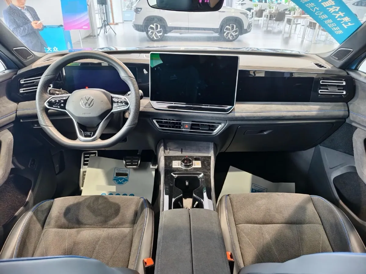 2024 Volkswagen Tiguan L 2.0T 220HP L4 7DCT,autocango,china used car exporter,china ev exporter,chinese used car exporter,chinese used ev exporter