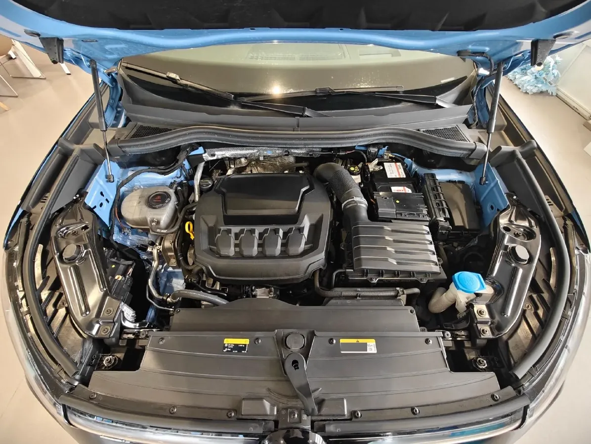 2024 Volkswagen Tiguan L 2.0T 220HP L4 7DCT,autocango,china used car exporter,china ev exporter,chinese used car exporter,chinese used ev exporter