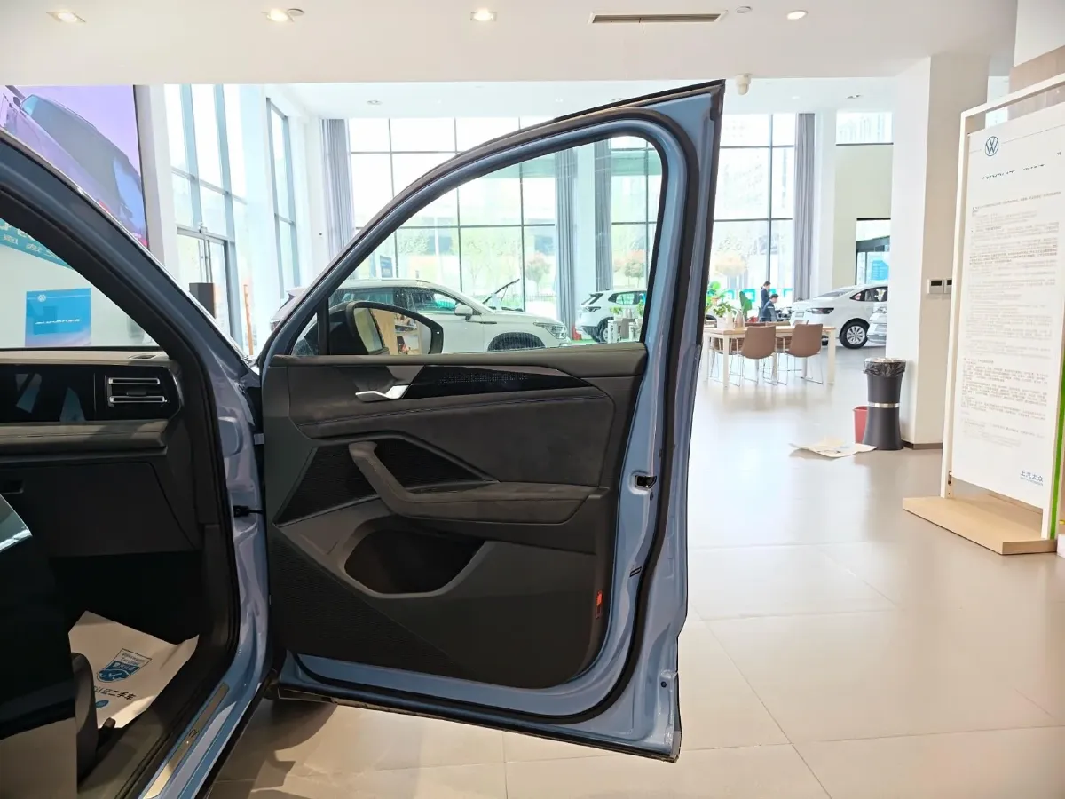 2024 Volkswagen Tiguan L 2.0T 220HP L4 7DCT,autocango,china used car exporter,china ev exporter,chinese used car exporter,chinese used ev exporter