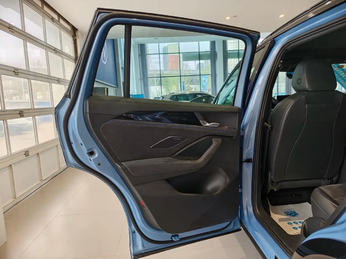 2024 Volkswagen Tiguan L 2.0T 220HP L4 7DCT,autocango,china used car exporter,china ev exporter,chinese used car exporter,chinese used ev exporter