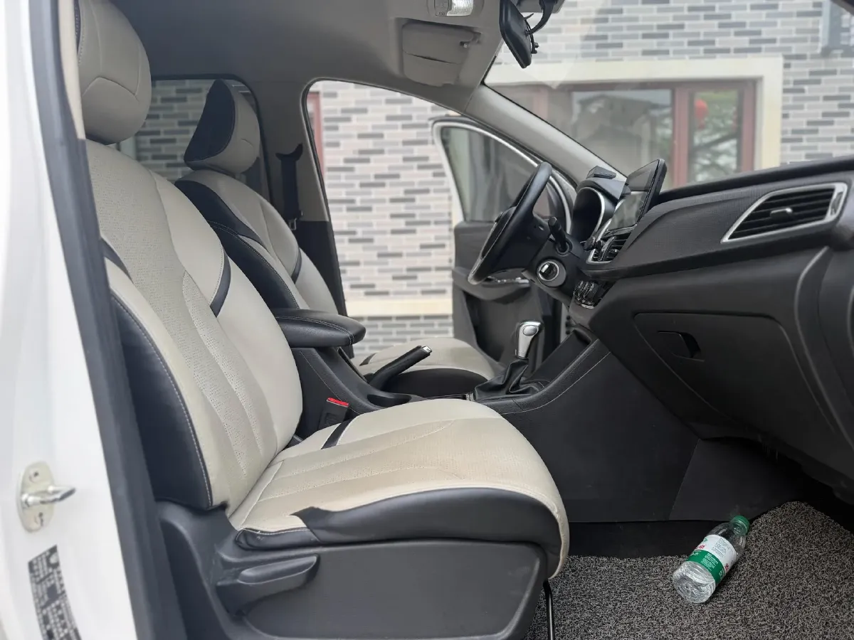 2021 BaoJun 730 1.5T 147HP L4 6MT,autocango,china used car exporter,china ev exporter,chinese used car exporter,chinese used ev exporter