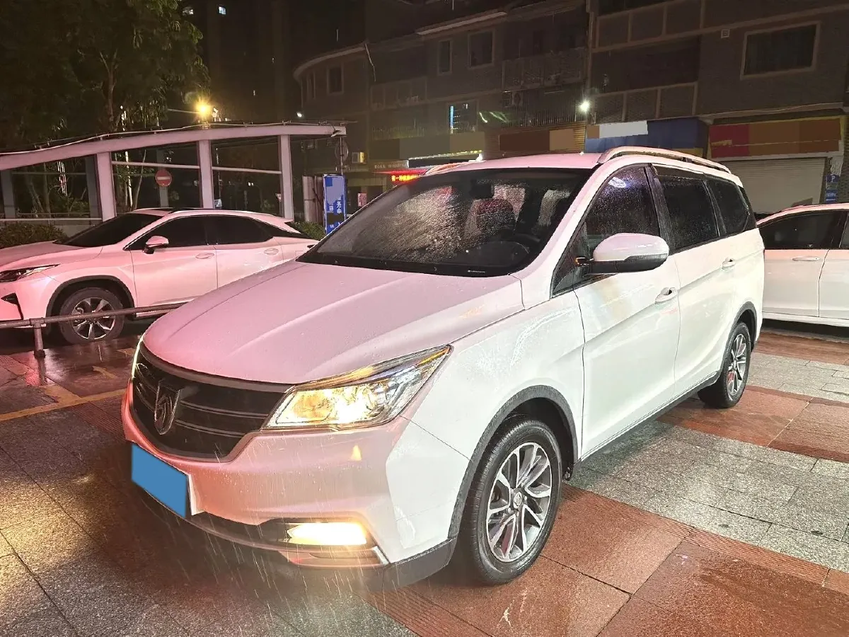2019 BaoJun 730 1.5L 105HP L4 6MT,autocango,china used car exporter,china ev exporter,chinese used car exporter,chinese used ev exporter