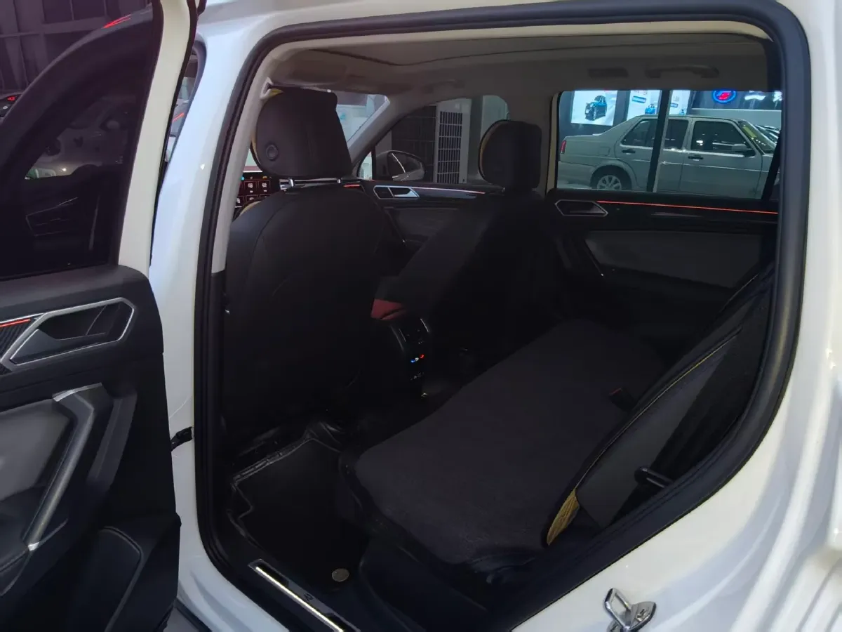 2023 Volkswagen Tiguan L 2.0T 220HP L4 7DCT,autocango,china used car exporter,china ev exporter,chinese used car exporter,chinese used ev exporter