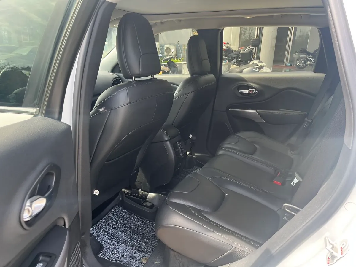 2019 Jeep Cherokee 2.0T 234HP L4 9AT,autocango,china used car exporter,china ev exporter,chinese used car exporter,chinese used ev exporter