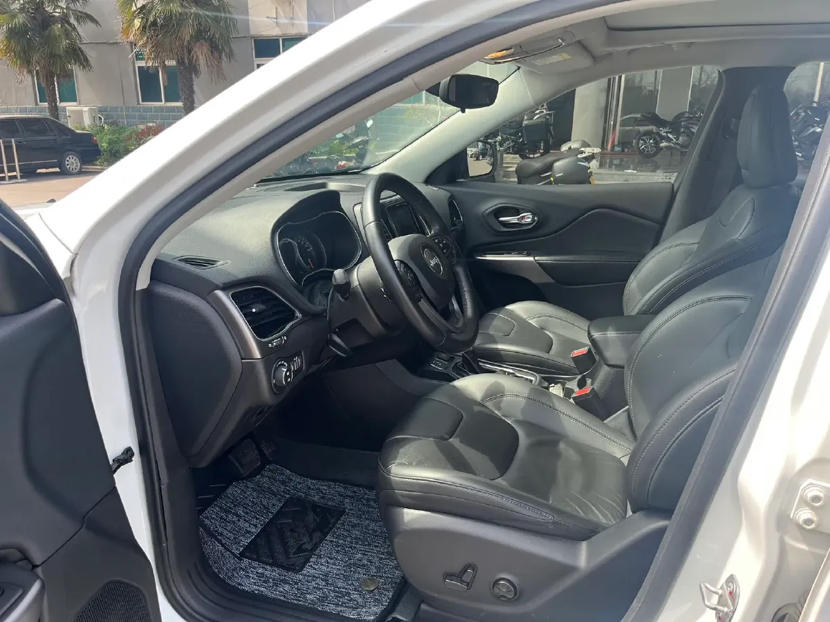 2019 Jeep Cherokee 2.0T 234HP L4 9AT,autocango,china used car exporter,china ev exporter,chinese used car exporter,chinese used ev exporter