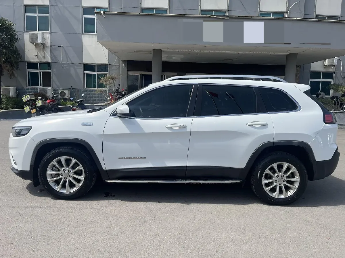 2019 Jeep Cherokee 2.0T 234HP L4 9AT,autocango,china used car exporter,china ev exporter,chinese used car exporter,chinese used ev exporter