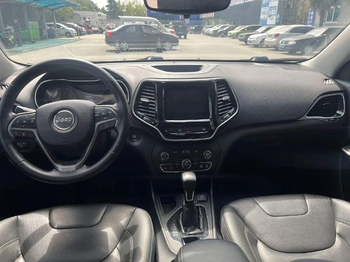 2019 Jeep Cherokee 2.0T 234HP L4 9AT,autocango,china used car exporter,china ev exporter,chinese used car exporter,chinese used ev exporter