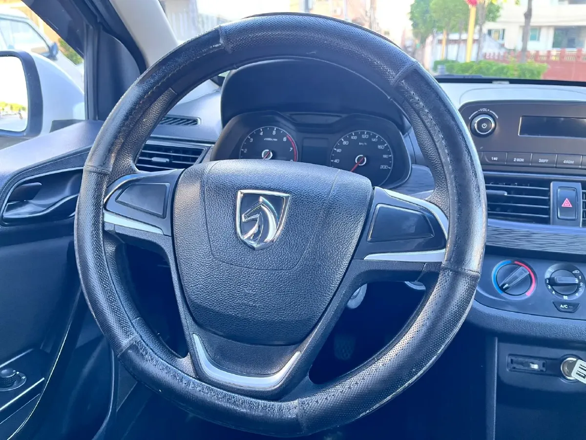 2016 BaoJun 310 1.2L 82HP L4 5MT,autocango,china used car exporter,china ev exporter,chinese used car exporter,chinese used ev exporter