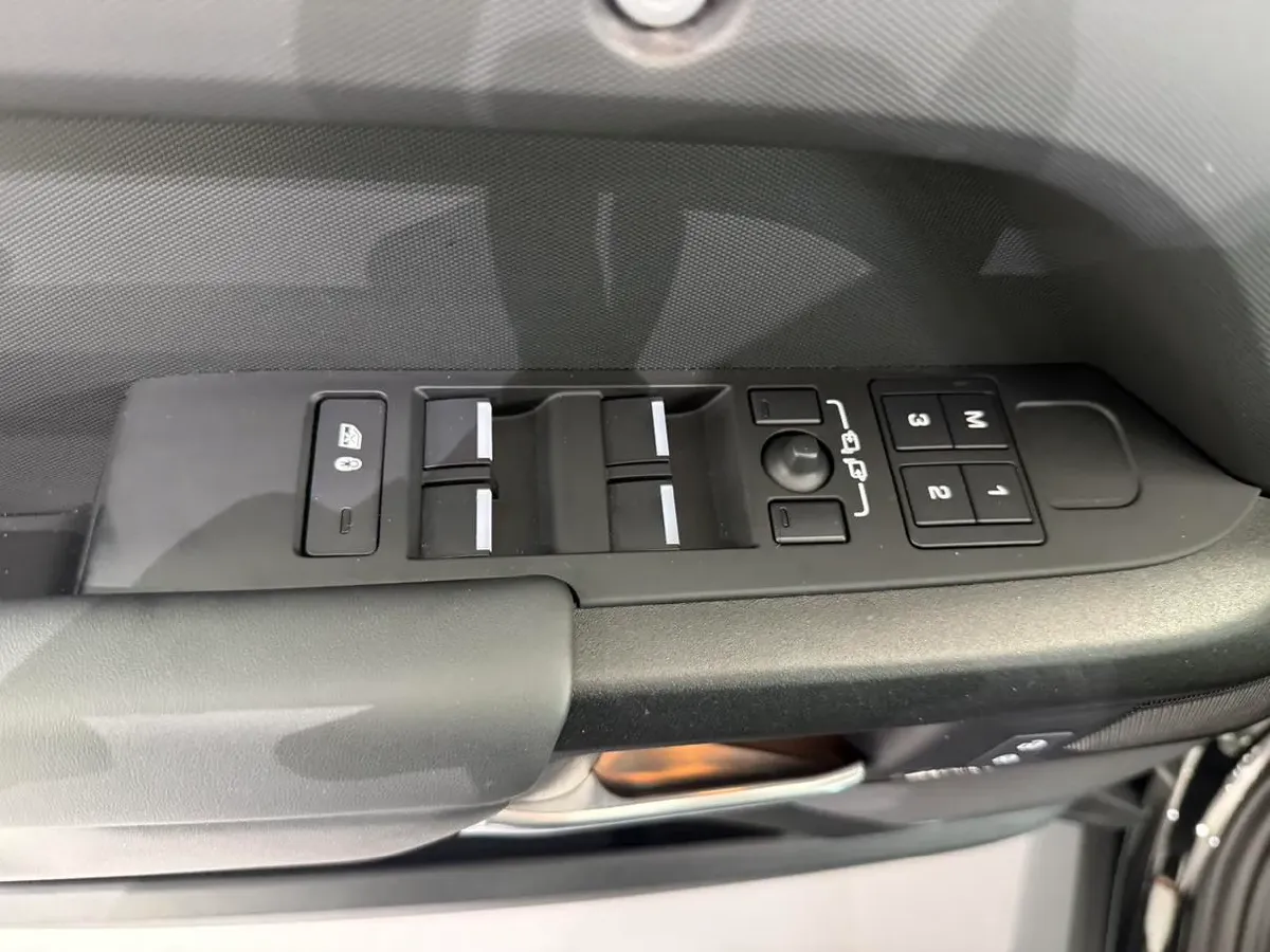 2025 Land Rover Defender 3.0T 400HP L6 8AT,autocango,china used car exporter,china ev exporter,chinese used car exporter,chinese used ev exporter