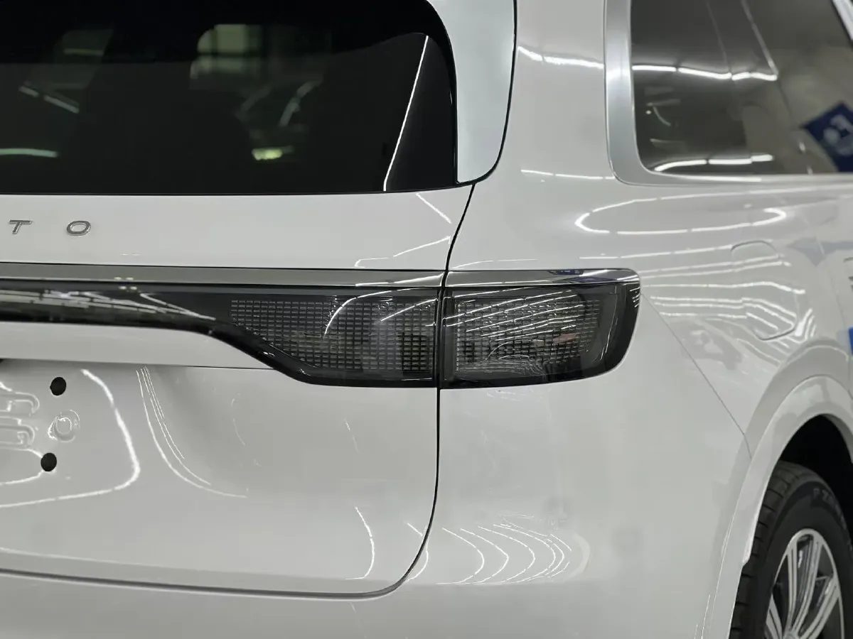 2025 AITO AITO M8 REEV 160HP REEV 53.4KWH,autocango,china used car exporter,china ev exporter,chinese used car exporter,chinese used ev exporter