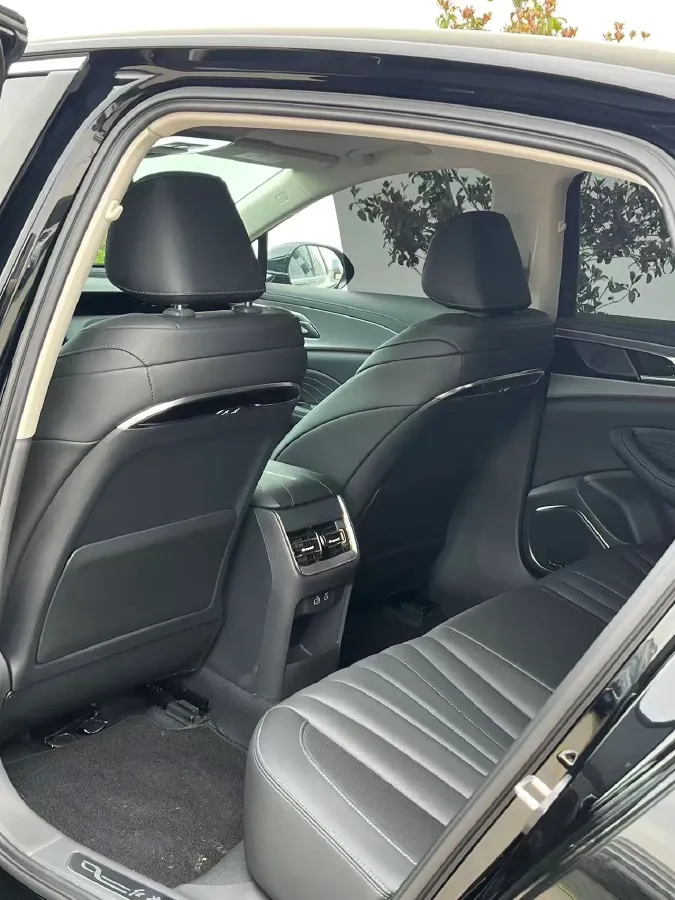 2024 HongQi H5 2.0T 224HP L4 8AT,autocango,china used car exporter,china ev exporter,chinese used car exporter,chinese used ev exporter