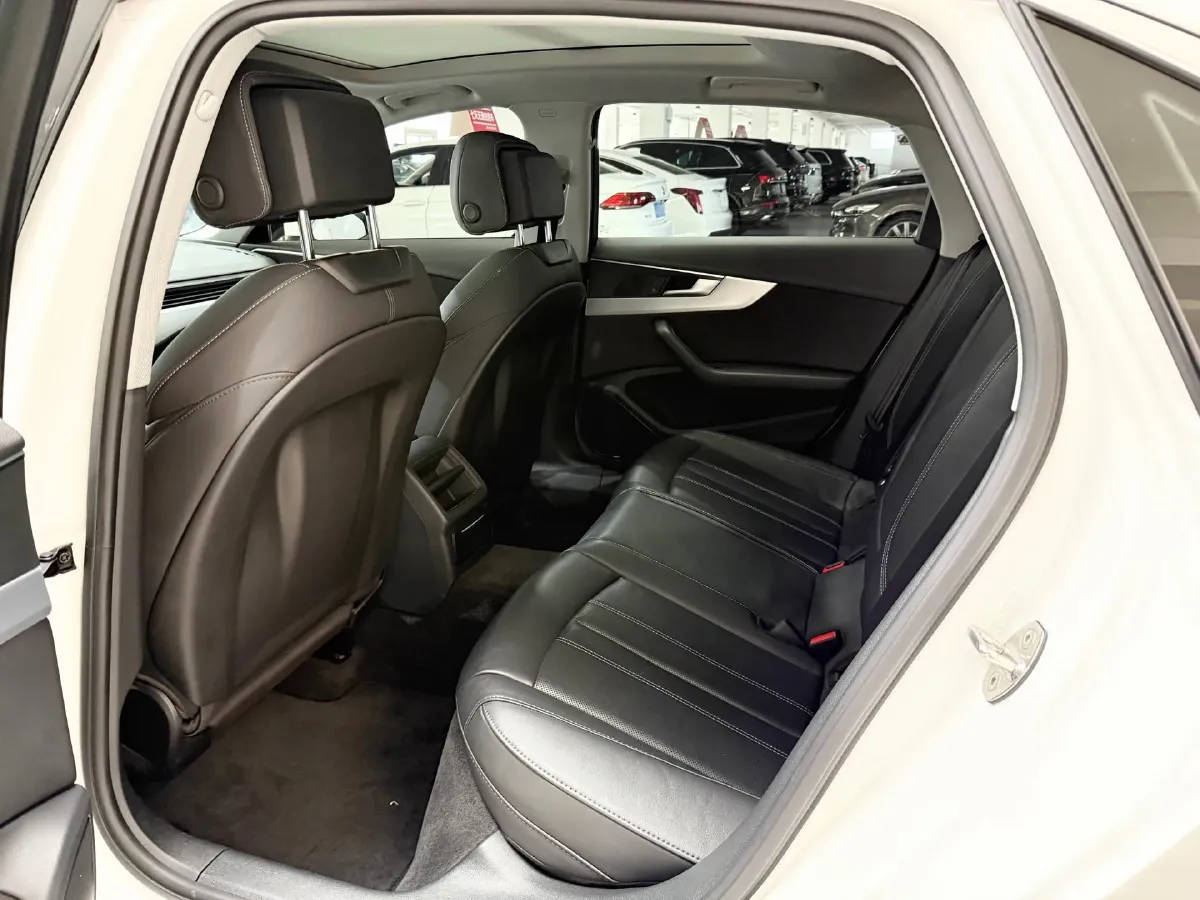 2022 Audi A4L 2.0T 190HP L4 7DCT,autocango,china used car exporter,china ev exporter,chinese used car exporter,chinese used ev exporter