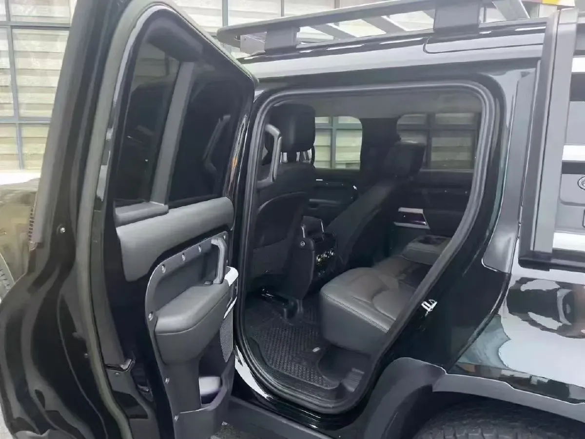 2022 Land Rover Defender 3.0T 400HP L6 8AT,autocango,china used car exporter,china ev exporter,chinese used car exporter,chinese used ev exporter