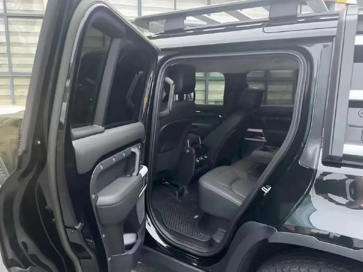 2022 Land Rover Defender 3.0T 400HP L6 8AT,autocango,china used car exporter,china ev exporter,chinese used car exporter,chinese used ev exporter