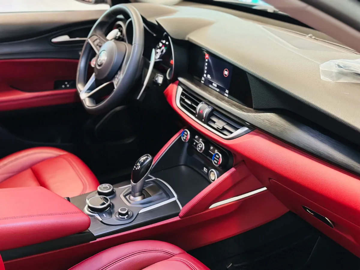 2017 Alfa Romeo Stelvio 2.0T 280HP L4 8AT,autocango,china used car exporter,china ev exporter,chinese used car exporter,chinese used ev exporter