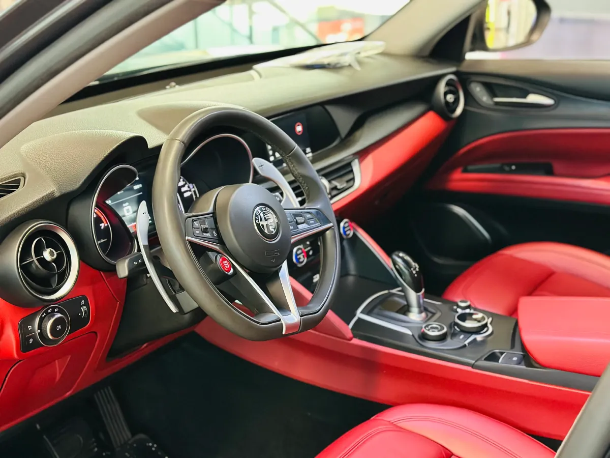 2017 Alfa Romeo Stelvio 2.0T 280HP L4 8AT,autocango,china used car exporter,china ev exporter,chinese used car exporter,chinese used ev exporter