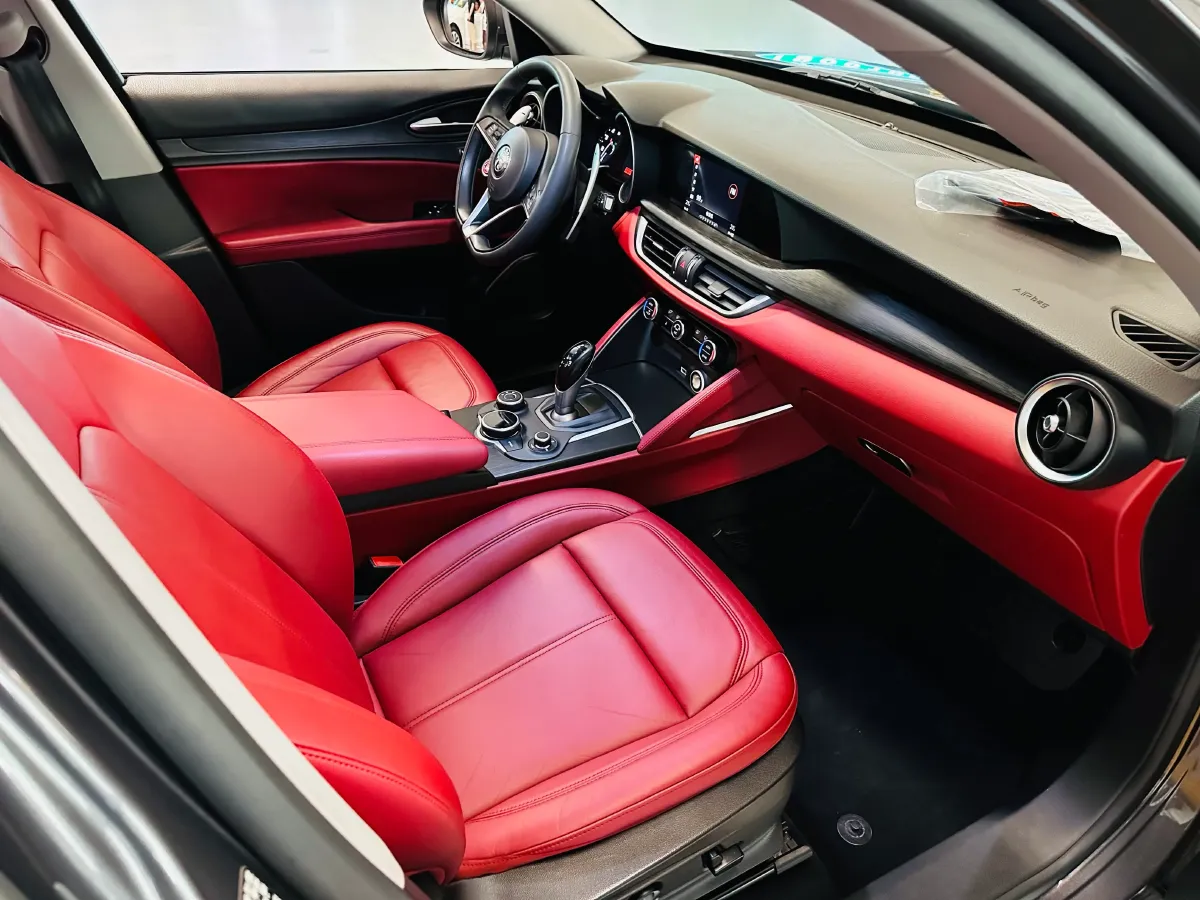 2017 Alfa Romeo Stelvio 2.0T 280HP L4 8AT,autocango,china used car exporter,china ev exporter,chinese used car exporter,chinese used ev exporter