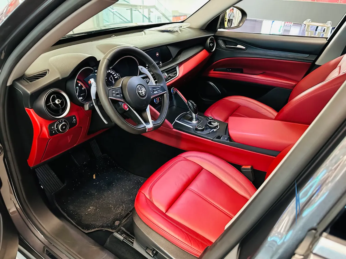 2017 Alfa Romeo Stelvio 2.0T 280HP L4 8AT,autocango,china used car exporter,china ev exporter,chinese used car exporter,chinese used ev exporter