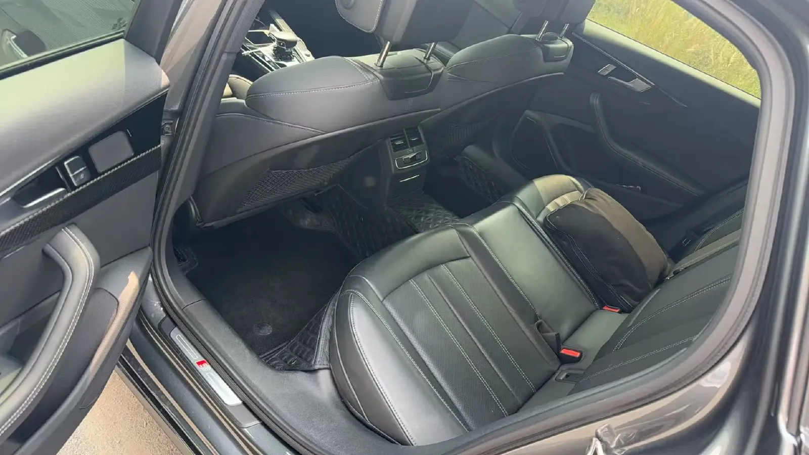 2024 Audi A4L 2.0T 190HP L4 7DCT,autocango,china used car exporter,china ev exporter,chinese used car exporter,chinese used ev exporter