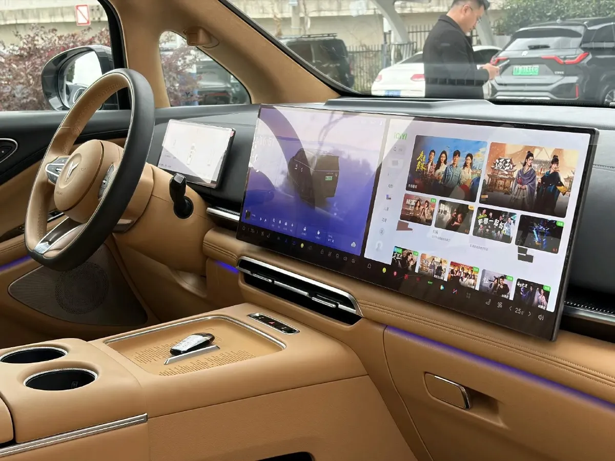 2025 Voyah Dream 1.5T 150HP L4 PHEV 41.7KWH,autocango,china used car exporter,china ev exporter,chinese used car exporter,chinese used ev exporter