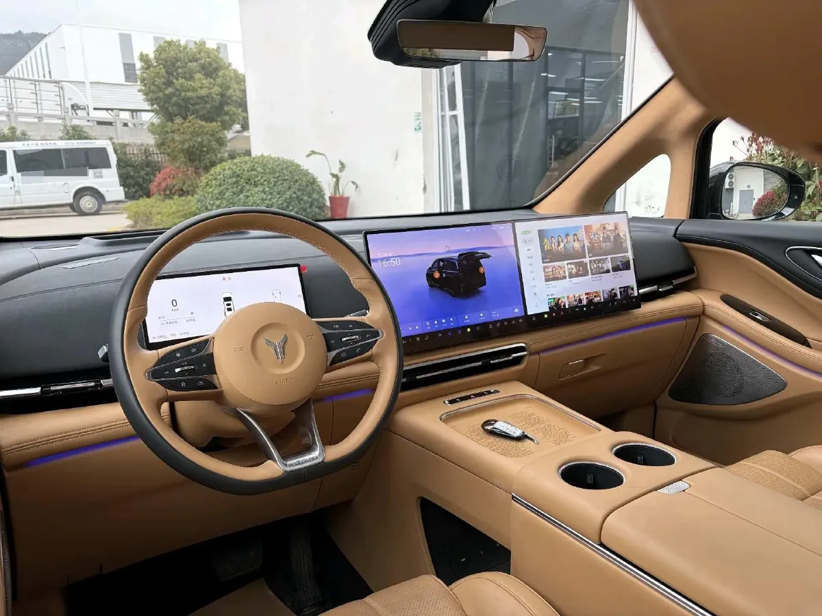 2025 Voyah Dream 1.5T 150HP L4 PHEV 41.7KWH,autocango,china used car exporter,china ev exporter,chinese used car exporter,chinese used ev exporter