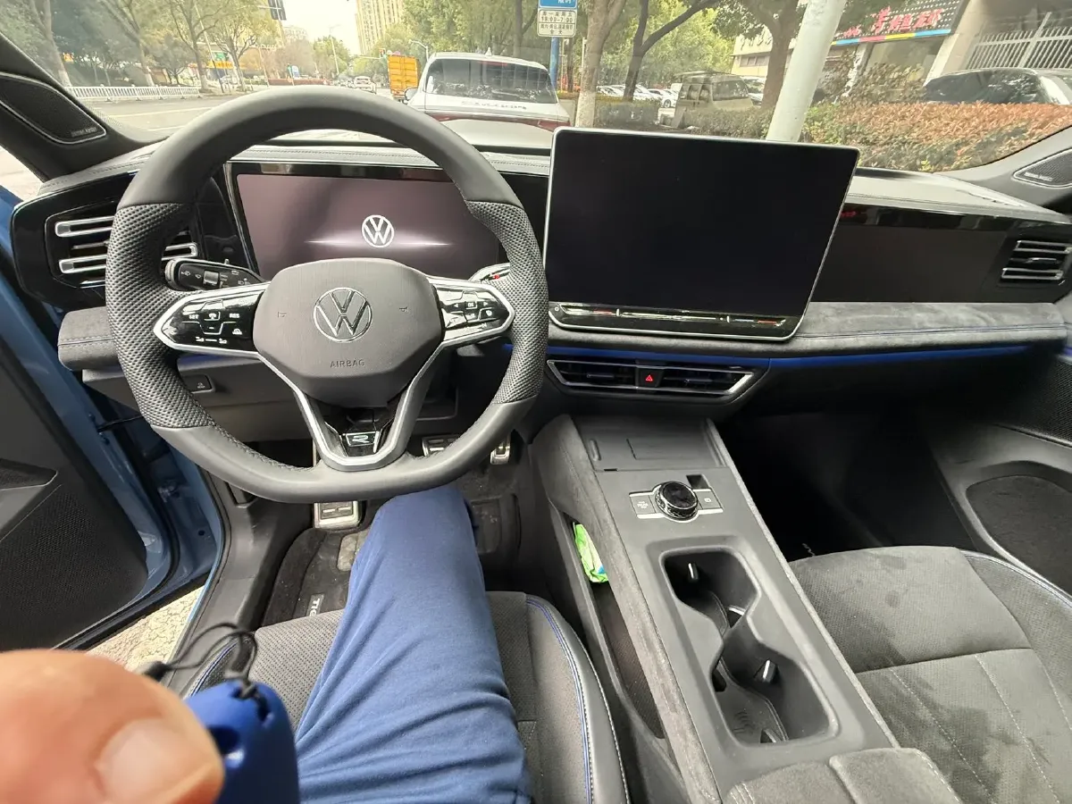 2024 Volkswagen Tiguan L 2.0T 220HP L4 7DCT,autocango,china used car exporter,china ev exporter,chinese used car exporter,chinese used ev exporter