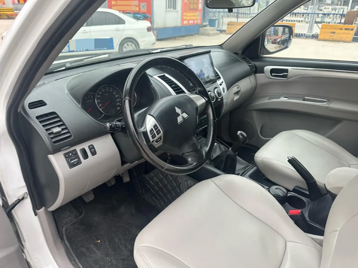 2013 Mitsubishi Pajero 2.4L 137HP L4 5MT,autocango,china used car exporter,china ev exporter,chinese used car exporter,chinese used ev exporter