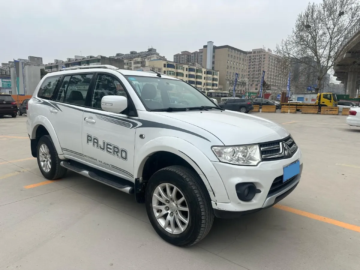 2013 Mitsubishi Pajero 2.4L 137HP L4 5MT,autocango,china used car exporter,china ev exporter,chinese used car exporter,chinese used ev exporter