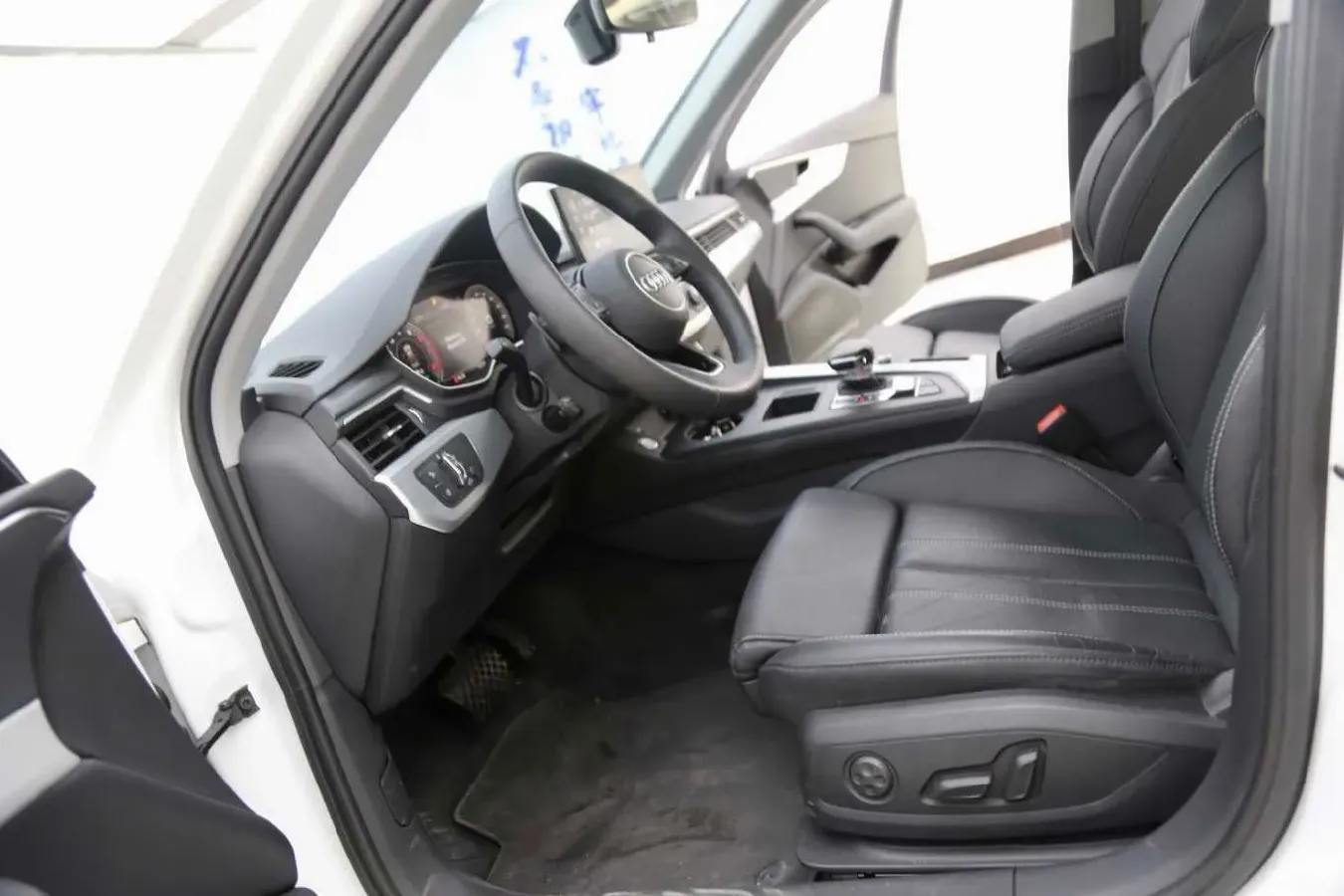 2022 Audi A4L 2.0T 190HP L4 7DCT,autocango,china used car exporter,china ev exporter,chinese used car exporter,chinese used ev exporter