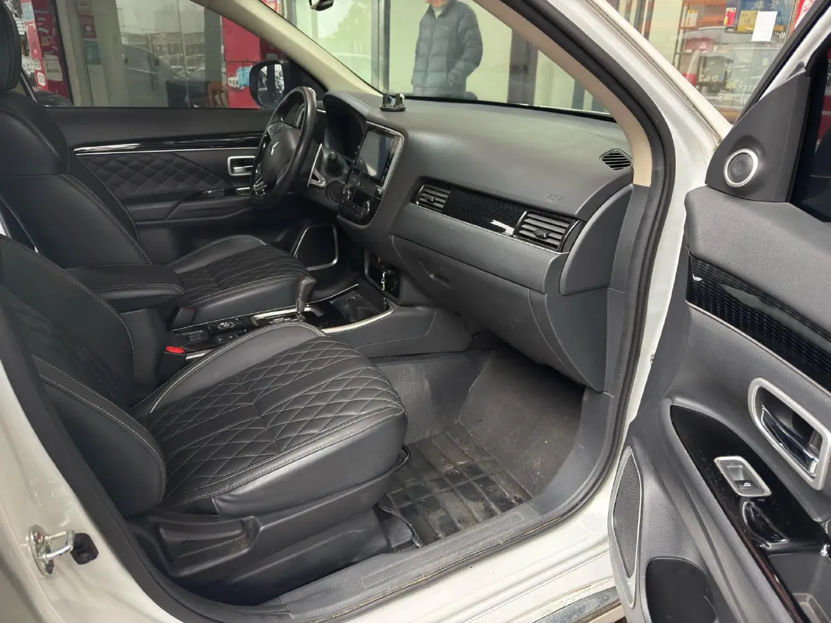 2020 Mitsubishi Outlander 2.4L 192HP L4 CVT,autocango,china used car exporter,china ev exporter,chinese used car exporter,chinese used ev exporter