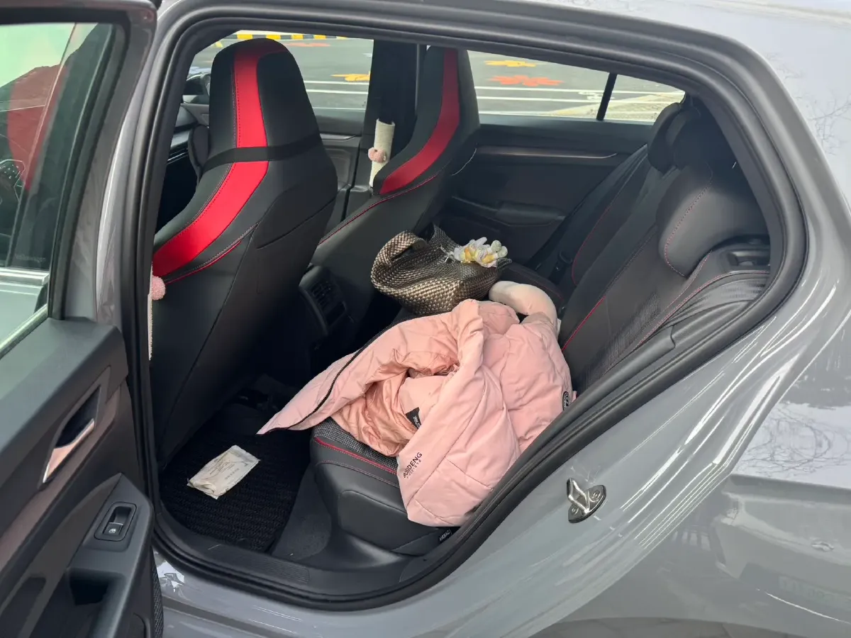 2025 Volkswagen GolfGTI 2.0T 220HP L4 7DCT,autocango,china used car exporter,china ev exporter,chinese used car exporter,chinese used ev exporter