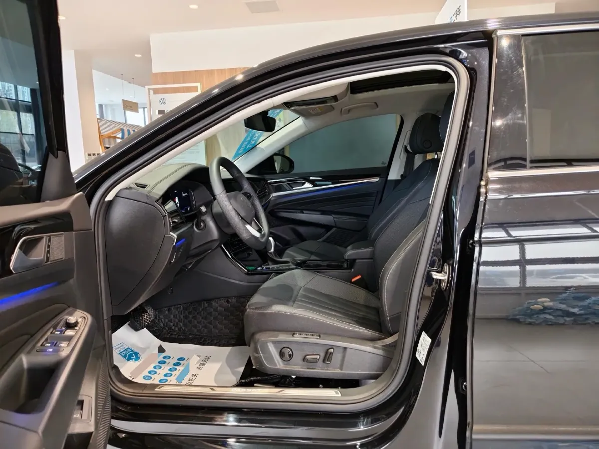 2024 Volkswagen Passat 2.0T 220HP L4 7DCT,autocango,china used car exporter,china ev exporter,chinese used car exporter,chinese used ev exporter