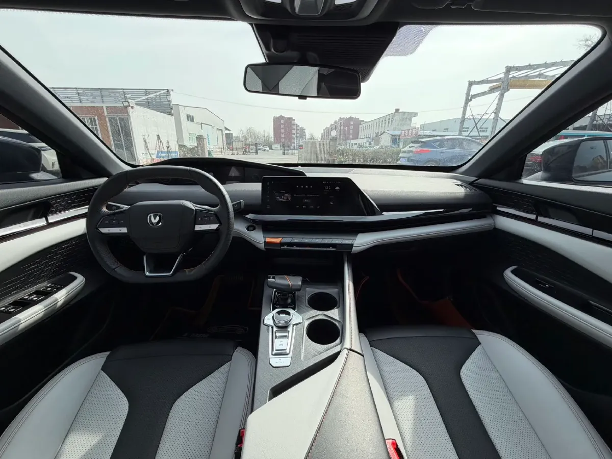 2024 ChangAn UNI-V iDD 1.5L 110HP L4 E-CVT PHEV 18.99KWH,autocango,china used car exporter,china ev exporter,chinese used car exporter,chinese used ev exporter