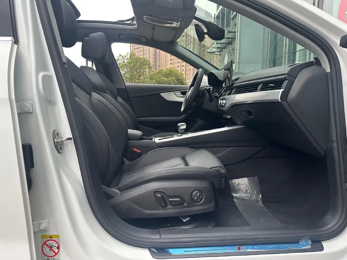 2020 Audi A4L 2.0T 190HP L4 7DCT,autocango,china used car exporter,china ev exporter,chinese used car exporter,chinese used ev exporter