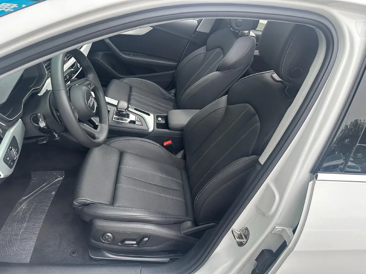 2020 Audi A4L 2.0T 190HP L4 7DCT,autocango,china used car exporter,china ev exporter,chinese used car exporter,chinese used ev exporter