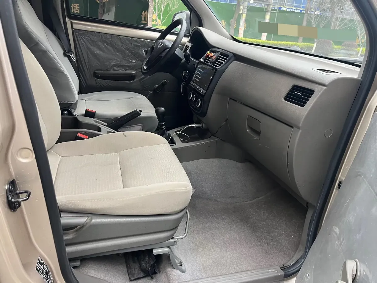 2019 WuLing RongGuang V 1.5L 99HP L4 6MT,autocango,china used car exporter,china ev exporter,chinese used car exporter,chinese used ev exporter