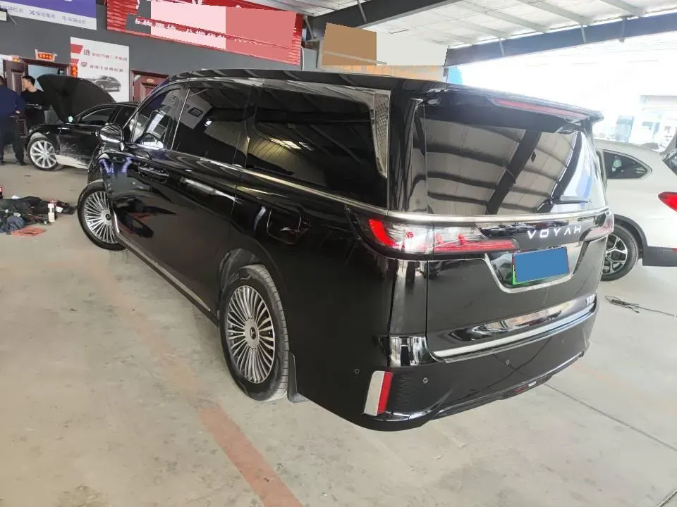 2025 Voyah Dream 1.5T 150HP L4 PHEV 41.7KWH,autocango,china used car exporter,china ev exporter,chinese used car exporter,chinese used ev exporter
