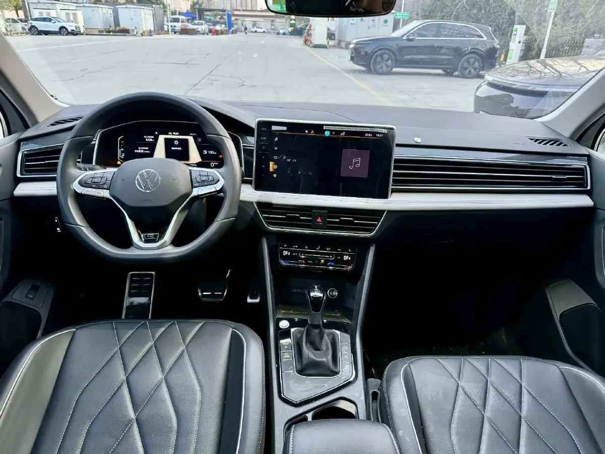2024 Volkswagen Tiguan L 2.0T 186HP L4 7DCT,autocango,china used car exporter,china ev exporter,chinese used car exporter,chinese used ev exporter