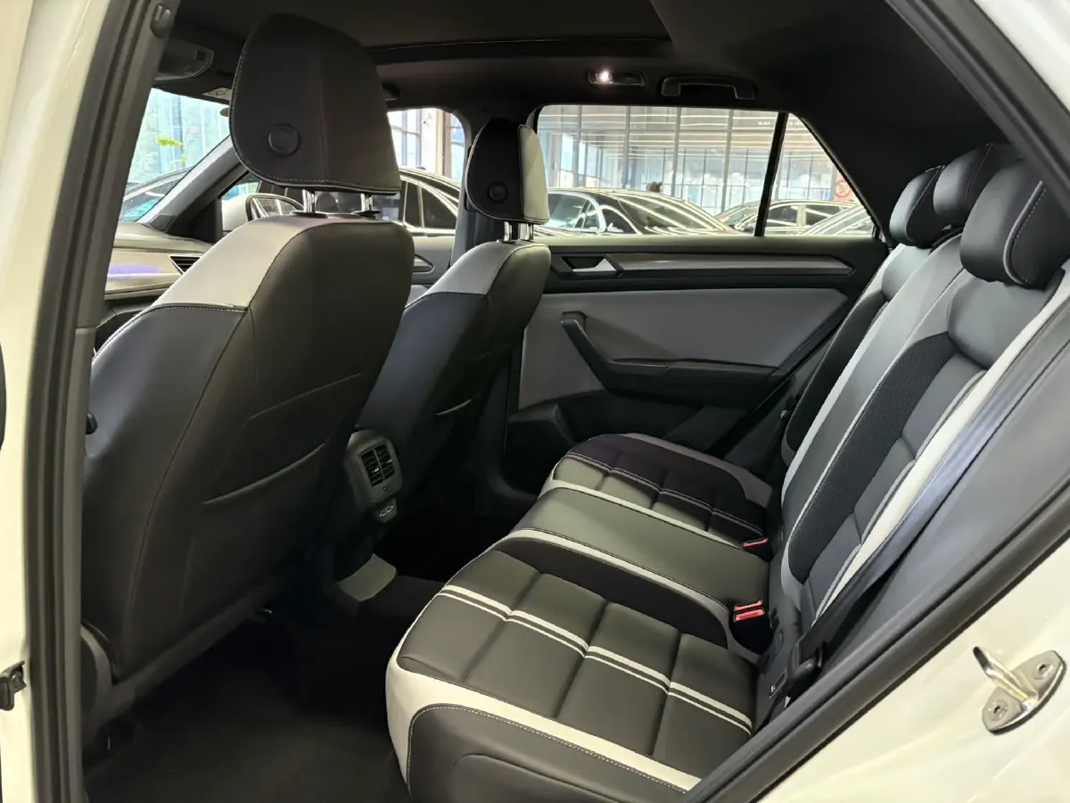 2025 Volkswagen T-Roc 1.5T 160HP L4 7DCT,autocango,china used car exporter,china ev exporter,chinese used car exporter,chinese used ev exporter
