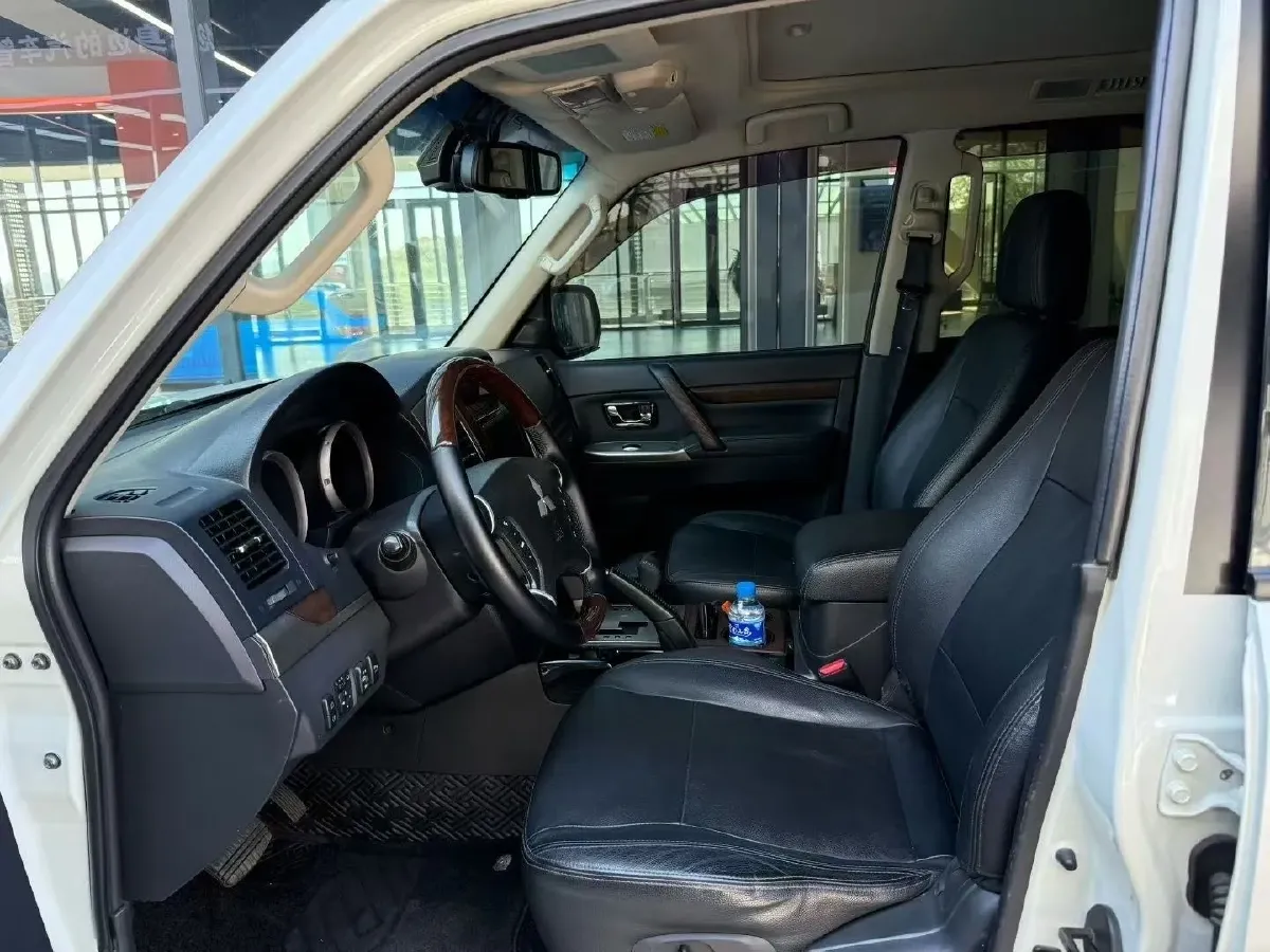 2016 Mitsubishi Pajero 3.0L 174HP V6 5AT,autocango,china used car exporter,china ev exporter,chinese used car exporter,chinese used ev exporter