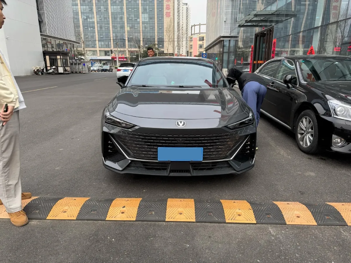 2023 ChangAn UNI-V 1.5T 188HP L4 7DCT,autocango,china used car exporter,china ev exporter,chinese used car exporter,chinese used ev exporter