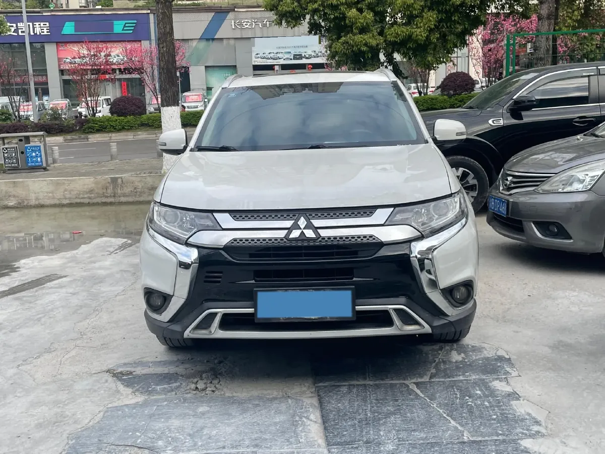 2020 Mitsubishi Outlander 2.0L 166HP L4 CVT,autocango,china used car exporter,china ev exporter,chinese used car exporter,chinese used ev exporter