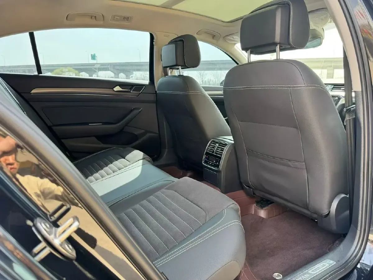 2020 Volkswagen Magotan 2.0T 220HP L4 7DCT,autocango,china used car exporter,china ev exporter,chinese used car exporter,chinese used ev exporter