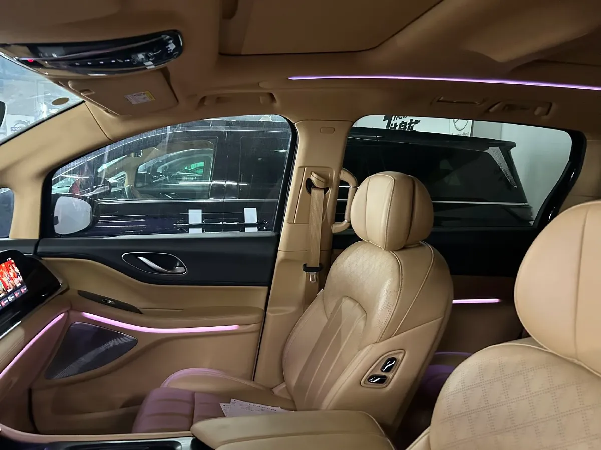 2024 Voyah Dream 1.5T 150HP L4 PHEV 43KWH,autocango,china used car exporter,china ev exporter,chinese used car exporter,chinese used ev exporter